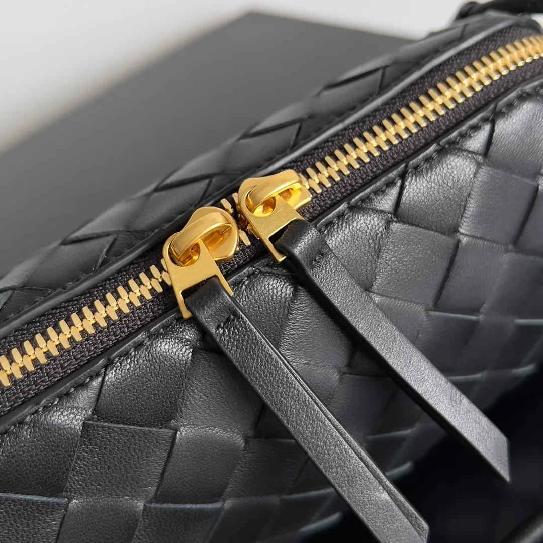 Batch 1260 BV new mini bag ceiling Bottegaveneta new Concert Pouch bag is small and has a large capacity. It can hold a Pro max mobile phone. The shoulder strap is adjustable for cross-body carry. It is very cost-effective when carried on one shoulder. The latest small bag in autumn has a lot of capacity. It can hold 4 short clips. I also tried it and it can hold one of my fists. It is cute, the capacity is touching and the length of the shoulder strap is adjustable for daily commuting. Full score 10 #bv woven bag Style number: 794258 Size: 18.5*11.5*8.5cm